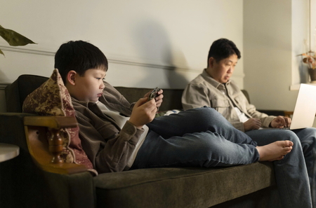 Thiết bị điện tử có đang làm hỏng cột sống và tư thế của trẻ?